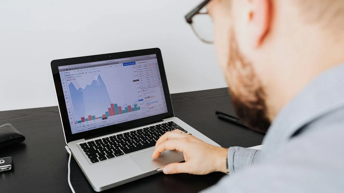 Executivo analisando lista de empresas B2B segmentadas em dashboard de prospecção.