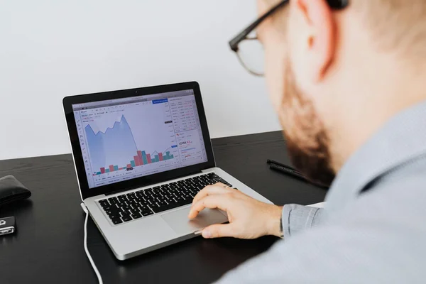 Executivo analisando lista de empresas B2B segmentadas em dashboard de prospecção.